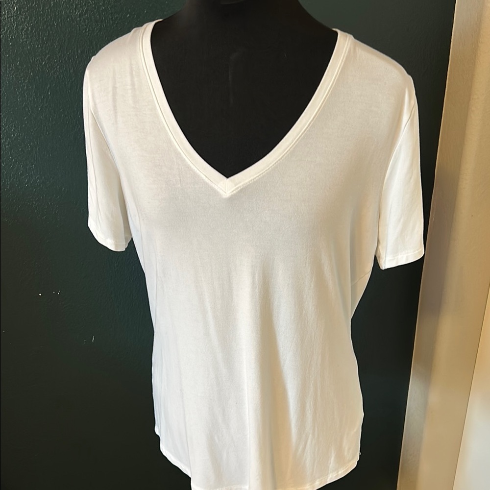 White Old Navy V-Neck Tee M